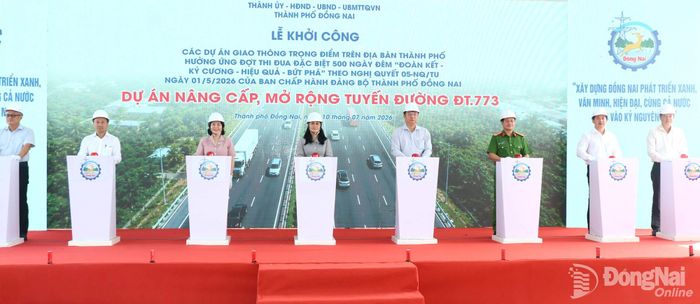 Các đại biểu thực hiện nghi thức khởi công dự án. Ảnh: Vương Thế