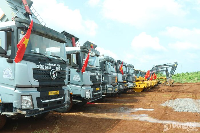 Máy móc, phương tiện sẵn sàng cho việc triển khai dự án. Ảnh: Vương Thế