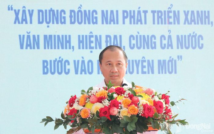 Thành ủy viên, Giám đốc Sở Xây dựng Nguyễn Anh Tuấn phát biểu giao nhiệm vụ cho chủ đầu tư và đơn vị thi công. Ảnh: Vương Thế