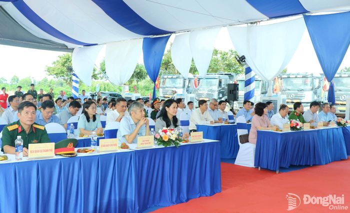 Các đại biểu tham dự lễ khởi công. Ảnh: Vương Thế