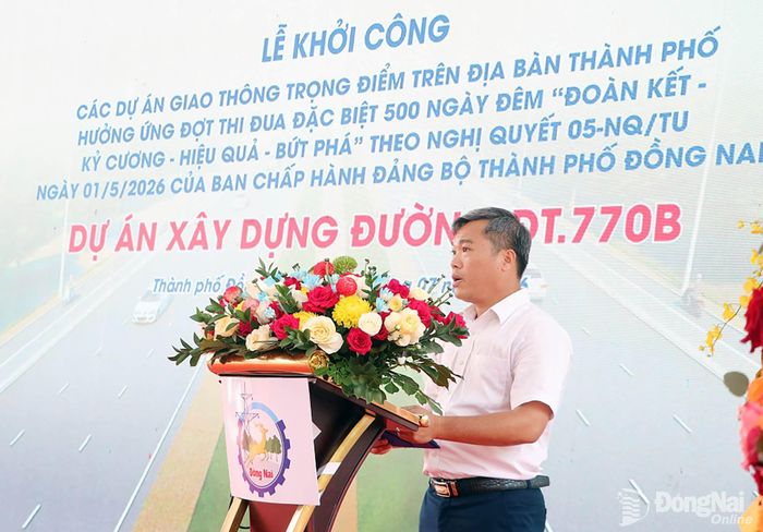 Phó Giám đốc Ban Quản lý dự án đầu tư xây dựng thành phố Nguyễn Linh phát biểu tại lễ khởi công. Ảnh: Phạm Tùng