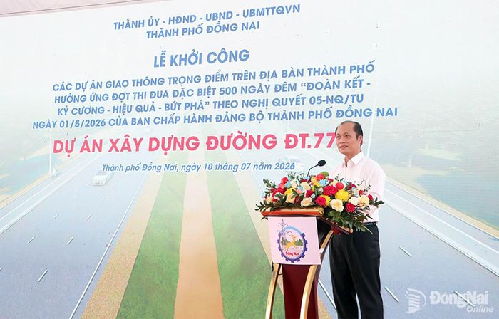 Ủy viên Ban Thường vụ Thành ủy, Phó Chủ tịch UBND thành phố Nguyễn Tuấn Anh phát biểu tại lễ khởi công. Ảnh: Phạm Tùng