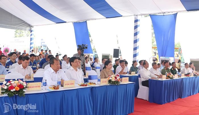 Các đại biểu tham dự lễ khởi công dự án. Ảnh: Phạm Tùng