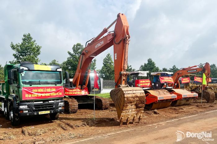 Máy móc, phương tiện sẵn sàng cho việc triển khai dự án. Ảnh: Hải Quân