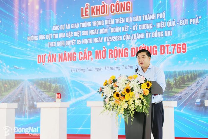 Thành ủy viên, Phó Chủ tịch UBND thành phố Đồng Nai Hồ Văn Hà phát biểu tại buổi lễ. Ảnh: Hải Quân