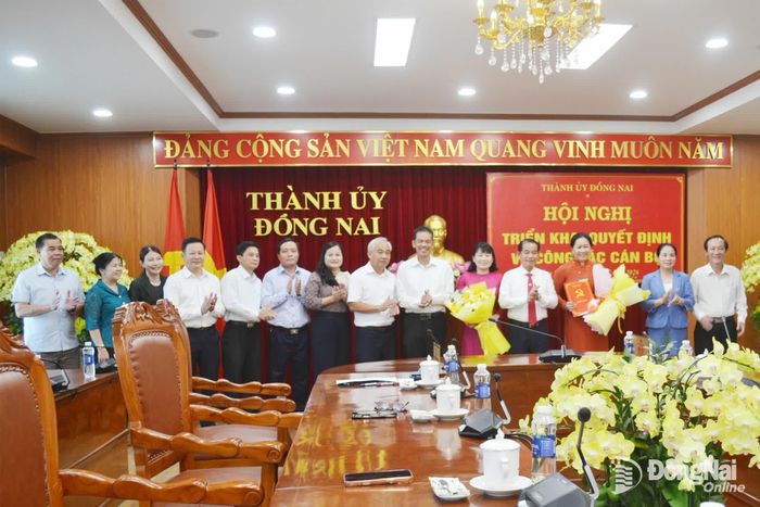 Phó Bí thư Thành ủy, Trưởng ban Tổ chức Thành ủy Thái Bảo và các đồng chí lãnh đạo các cơ quan, đơn vị chúc mừng 2 đồng chí Võ Thị Tú Oanh và Võ Thị Ngọc Lắm. Ảnh: Phương Hằng