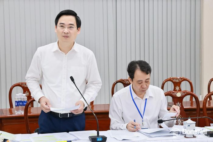 Giám đốc Sở Giáo dục và Đào tạo Đặng Anh Tuấn trình bày phương án và kế hoạch sắp xếp mạng lưới cơ sở giáo dục công lập trên địa bàn thành phố. Ảnh: CN