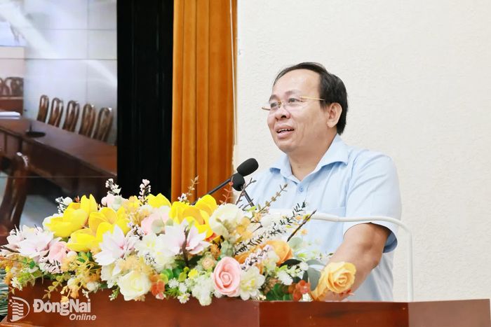 Phó Giám đốc Sở Nội vụ Hà Thanh Tùng chia sẻ kinh nghiệm về sắp xếp chính quyền địa phương 2 cấp gắn với công tác sắp xếp mạng lưới các cơ sở giáo dục công lập trên địa bàn thành phố. Ảnh: CN
