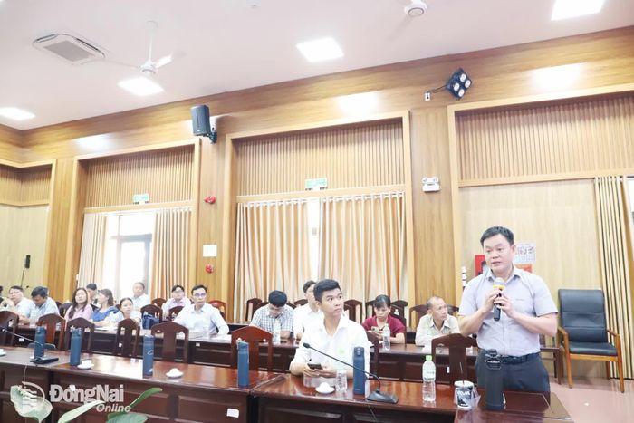 Đại diện Trung tâm Kiểm dịch thực vật sau nhập khẩu II (Cục Trồng trọt) giải đáp thắc mắc về thủ tục xây dựng mã số vùng trồng. Ảnh: B.Nguyên