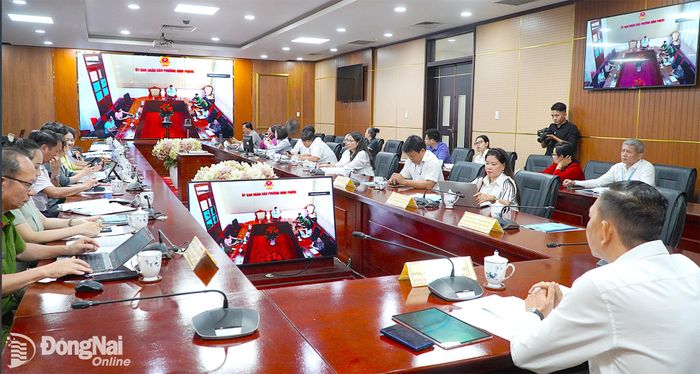 Hội nghị được tổ chức theo hình thức trực tiếp kết hợp trực tuyến đến 95 điểm cầu tại UBND các xã, phường trên địa bàn thành phố Đồng Nai. Ảnh: An Nhơn