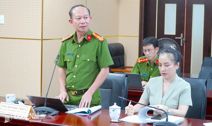 Thượng tá Hồ Ngọc Chiến, Phó Trưởng phòng PC06, Công an thành phố Đồng Nai phát biểu ý kiến. Ảnh: An Nhơn