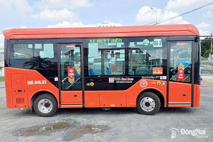 Phương tiện sử dụng điện được trang bị đầy đủ các tiện ích như: hệ thống điều hòa không khí, camera giám sát, thiết bị bán vé điện tử, wifi… Ảnh: CTV