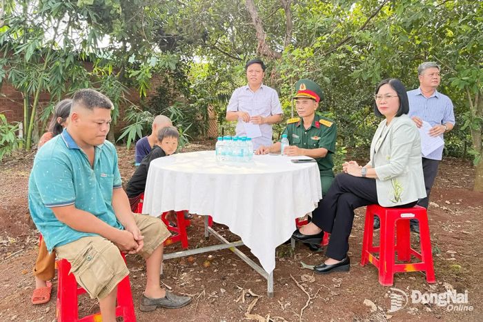 Thành ủy viên, Phó Chủ tịch UBND thành phố, Trưởng ban Chỉ đạo 515 thành phố Nguyễn Thị Hoàng cùng đại diện sở ngành, địa phương thăm hỏi, động viên gia đình ông Phạm Thanh Trình. Ảnh: CTV