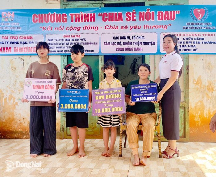 Đại diện Báo và Phát thanh, Truyền hình Đồng Nai trao số tiền hỗ trợ từ bạn đọc gửi qua Nhịp cầu nhân ái, ủng hộ gia đình chị Dung. Ảnh: Thu Hiền