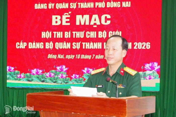 Đại tá Bùi Khánh Hòa, Phó Chỉ huy trưởng Bộ Chỉ huy Quân sự thành phố phát biểu bế mạc hội thi. Ảnh: Anh Tuấn