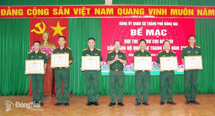 Đại tá Bùi Khánh Hòa, Phó Chỉ huy trưởng Bộ Chỉ huy Quân sự thành phố trao giải nhất, nhì, ba cho các thí sinh. Ảnh: Nguyệt Hà