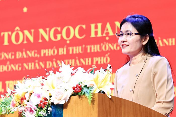 Đồng chí Tôn Ngọc Hạnh, Ủy viên Trung ương Đảng, Phó Bí thư Thường trực Thành ủy, Chủ tịch HĐND thành phố phát biểu tại buổi làm việc với toàn thể viên chức, người lao động Báo và Phát thanh, Truyền hình Đồng Nai. Ảnh: Công Nghĩa