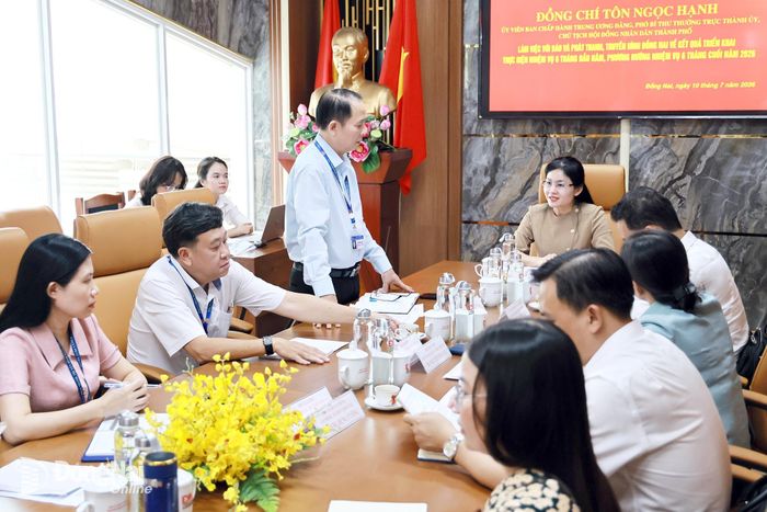 Phó Bí thư Đảng ủy, Phó Giám đốc phụ trách Báo và Phát thanh, Truyền hình Đồng Nai Cao Quốc Sang báo cáo tại buổi làm việc. Ảnh: Công Nghĩa