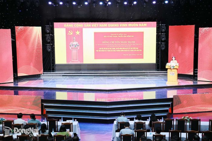 Đồng chí Tôn Ngọc Hạnh, Ủy viên Trung ương Đảng, Phó Bí thư Thường trực Thành ủy, Chủ tịch HĐND thành phố phát biểu tại buổi làm việc với toàn thể viên chức, người lao động Báo và Phát thanh, Truyền hình Đồng Nai. Ảnh: Công Nghĩa