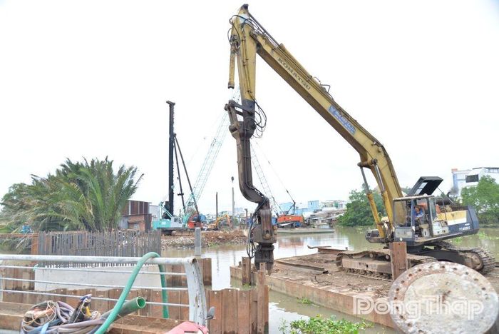 Liên danh nhà thầu thi công gói thầu phân đoạn 4 của Dự án Đường giao thông 2 bên bờ sông Bảo Định tập trung triển khai các giải pháp đảm bảo an toàn công trình trong quá trình triển khai thi công.