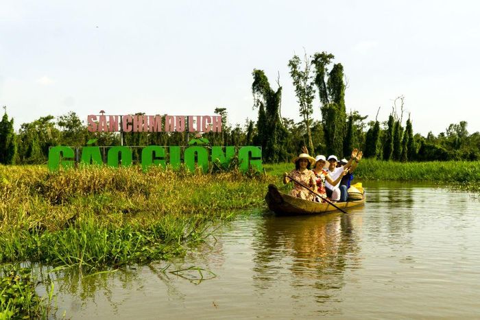 Du khách tham quan trải nghiệm ở khu vực sân chim 36 ha. Ảnh NGÔ QUANG TUYÊN