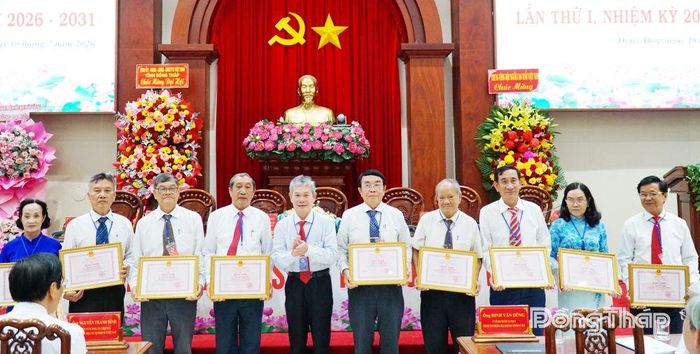 Đồng chí Đinh Văn Dũng trao Bằng khen của Chủ tịch UBND tỉnh cho tập thể và cá nhân có nhiều đóng góp trong công tác Hội.