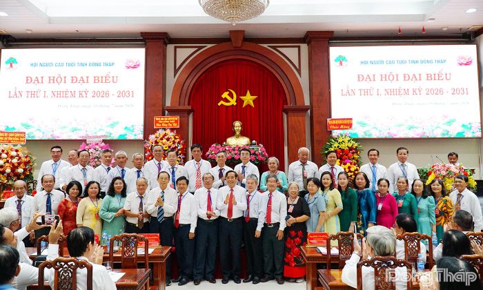 Ban Chấp hành Hội Người cao tuổi tỉnh Đồng Tháp khóa I, nhiệm kỳ 2026 - 2031 chụp ảnh lưu niệm cùng Đại biểu và ra mắt Đại hội.