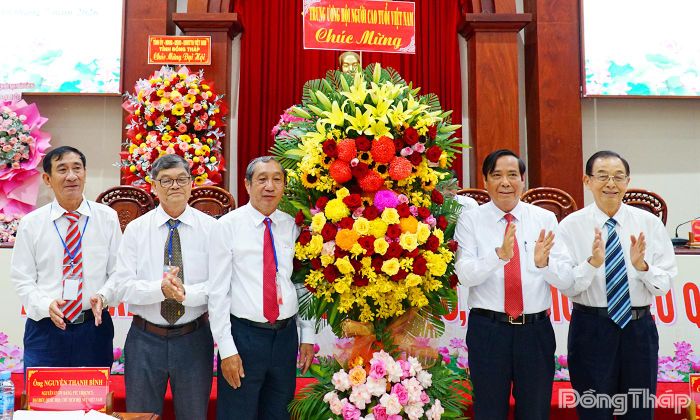Đồng chí Nguyễn Thanh Bình, Chủ tịch Hội Người cao tuổi Việt Nam trao tặng lãng hoa chúc mừng Đại hội.
