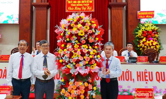 Đồng chí Đinh Văn Dũng, Ủy viên Ban Thường vụ Tỉnh ủy, Phó Chủ tịch Thường trực Ủy ban MTTQ Việt Nam tỉnh Đồng Tháp trao tặng lẵng hoa chúc mừng Đại hội.