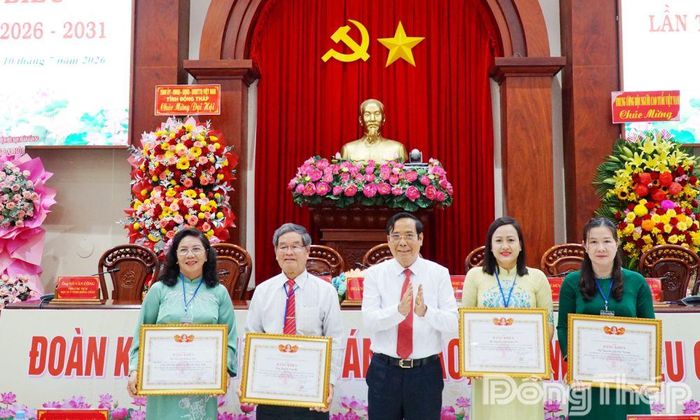 Đồng chí Nguyễn Thanh Bình trao Bằng khen của Hội Người cao tuổi Việt Nam cho các cá nhân có nhiều đóng góp cho công tác Hội.