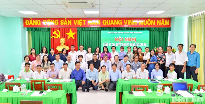 Các đại biểu chụp ảnh lưu niệm tại hội nghị.