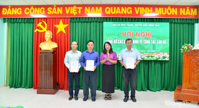 Đồng chí Ngô Thị Ngọc Hạnh, Bí thư Đảng ủy, Giám đốc Báo và phát thanh, truyền hình Đồng Tháp trao các quyết định cho Phòng Kỹ thuật - Công nghệ.