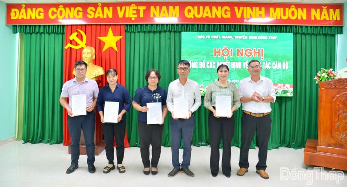  Đồng chí Nguyễn Duy Phúc Huy, Phó Giám đốc Báo và phát thanh, truyền hình Đồng Tháp trao các quyết định cho Phòng Thời sự.