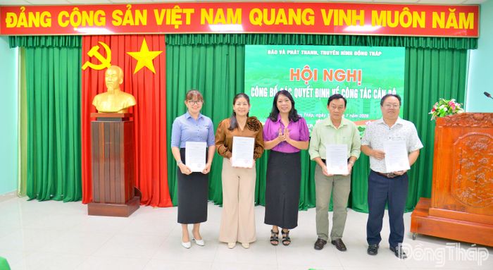 Đồng chí Ngô Thị Ngọc Hạnh, Bí thư Đảng ủy, Giám đốc Báo và phát thanh, truyền hình Đồng Tháp trao các quyết định cho phòng chuyên môn Văn phòng.