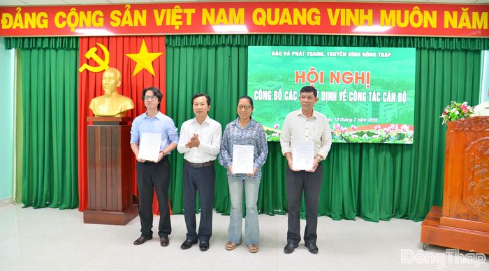 Đồng chí Nguyễn Trọng Tấn, Phó Giám đốc Báo và phát thanh, truyền hình Đồng Tháp trao các quyết định cho Phòng Dịch vụ - Quảng cáo.