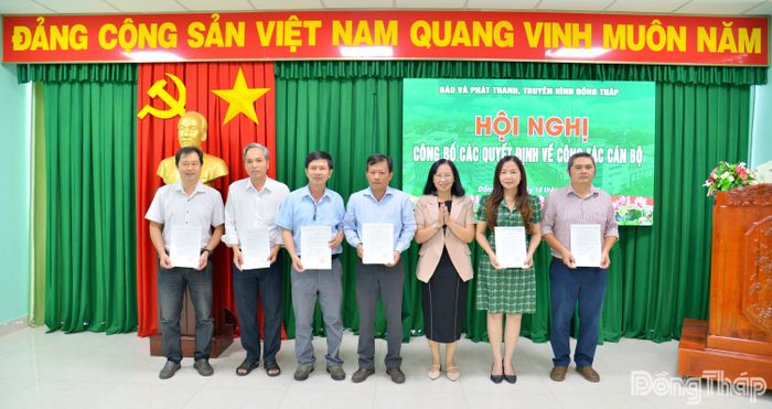 Đồng chí Nguyễn Thị Ngọc Diệp, Phó Giám đốc Báo và phát thanh, truyền hình Đồng Tháp trao các quyết định cho Phòng Thư ký - Biên tập.