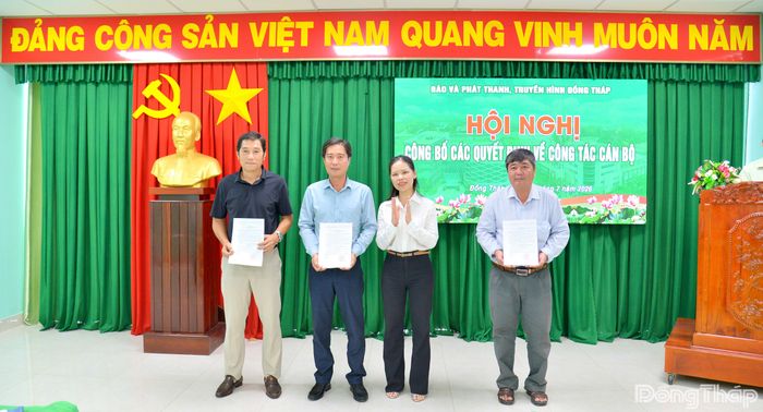 Đồng chí Trần Thị Thanh Hiền, Phó Giám đốc Báo và phát thanh, truyền hình Đồng Tháp trao các quyết định cho Phòng Chuyên đề.