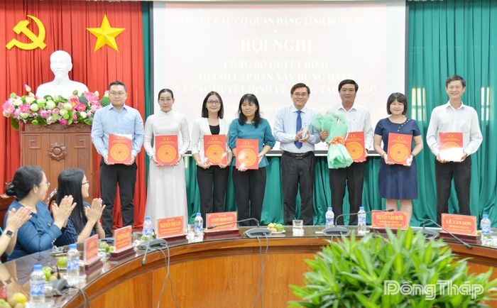 Đồng chí Nguyễn Văn Mười trao Quyết định về công tác cán bộ tại Đảng ủy các cơ quan Đảng tỉnh Đồng Tháp.