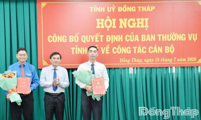 Đồng chí Nguyễn Văn Mười trao Quyết định chỉ định đồng chí Bùi Thái Hùng và Lê Hoàng Quyết tham gia Ban Chấp hành Đảng bộ các cơ quan Đảng tỉnh.