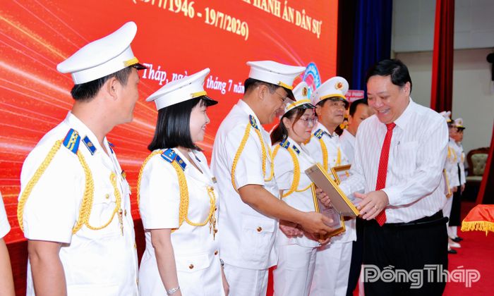 Đồng chí Phạm Thành Ngại trao Bằng khen của Chủ tịch UBND tỉnh cho các tập thể, cá nhân.