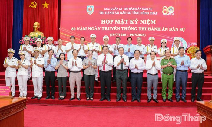Đại biểu dự họp mặt chụp ảnh lưu niệm.