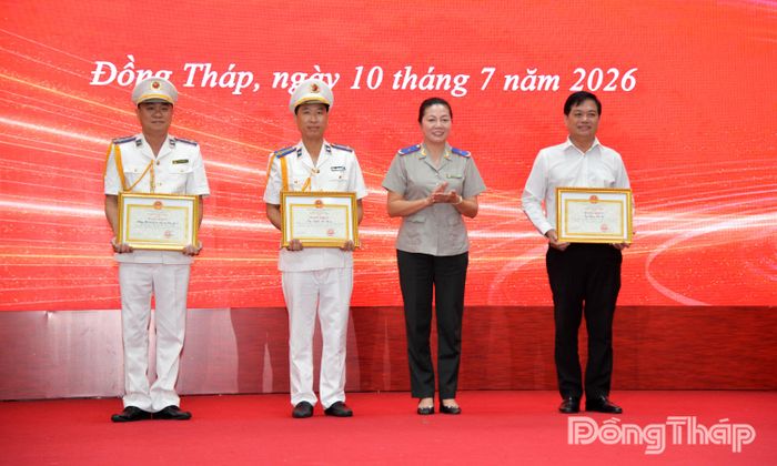 Đồng chí Trần Thị Phương Hoa trao Bằng khen của Bộ trưởng Bộ Tư pháp cho các tập thể, cá nhân.
