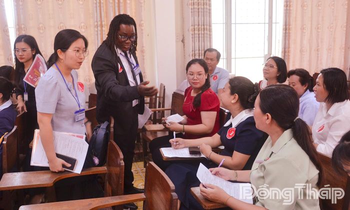 Giáo viên nước ngoài hướng dẫn các nhóm thực hành giao tiếp Tiếng Anh theo tình huống thực tế.