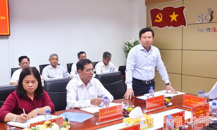 Đồng chí Lê Quang Trí, Tỉnh ủy viên, Giám đốc Sở Giáo dục và Đào tạo phát biểu tại buổi làm việc.