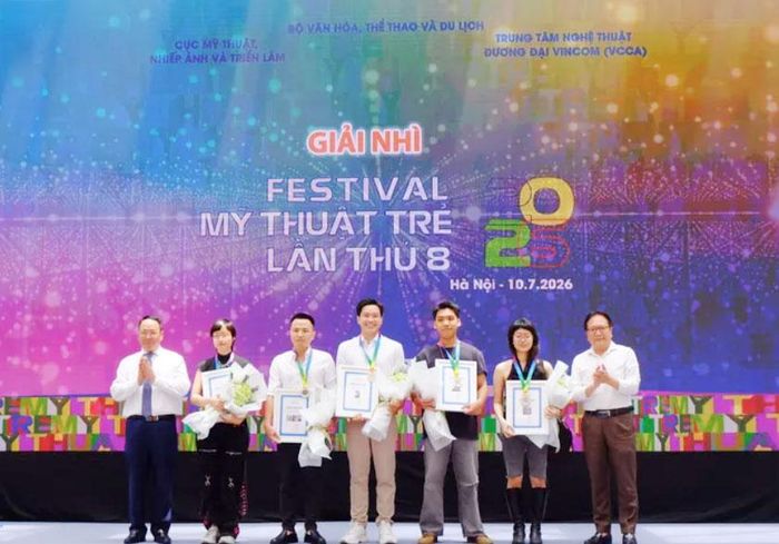 Trao giải các tác phẩm đoạt giải Nhì. Ảnh: PHƯƠNG THỦY