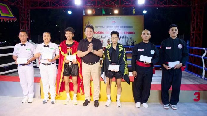 Ban Tổ chức trao thưởng cho các trọng tài, VĐV và huấn luyện viên xuất sắc. Ảnh: H.V