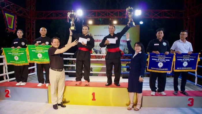 Ban Tổ chức trao giải toàn đoàn cho các võ đường, câu lạc bộ đạt thành tích cao ở 2 nội dung quyền thuật và đối kháng. Ảnh: H.V