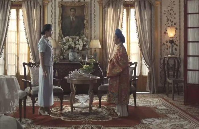 Trang phục của nhân vật bị nhận xét không phù hợp.
