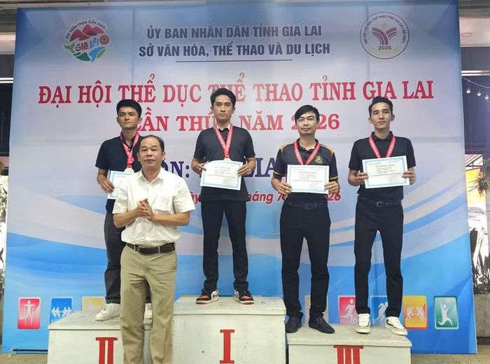 Ban tổ chức trao huy chương cho các cơ thủ đạt thành tích cao nội dung Carom 3 băng. Ảnh: R.H