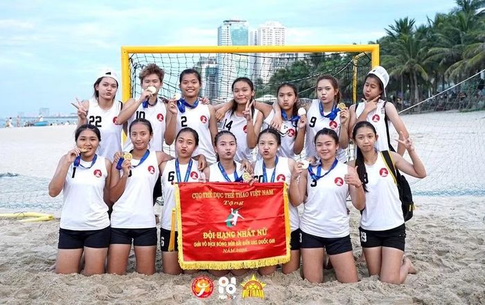  Đội tuyển bóng ném bãi biển Gia Lai đã khép lại một mùa giải thành công với 2 huy chương vàng ở các nội dung U18 và U20 nữ. Ảnh: VHF 